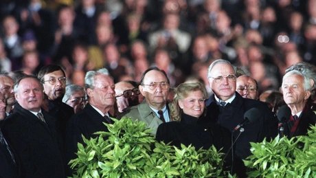 Ehrentribüne bei der Feier zum Tag der Deutschen Einheit vor dem Reichstag in Berlin, 3. Oktober 1990.