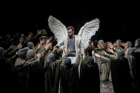 David Butt Philip als Lohengrin; Chor der Deutschen Oper Berlin