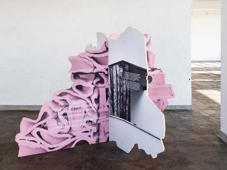 Display der Ausstellung "An die Substanz"