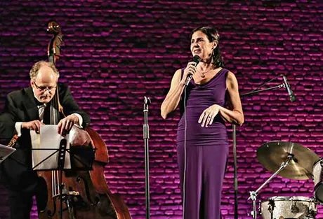 CHRIS HOPKINS' SWINGING CHRISTMAS