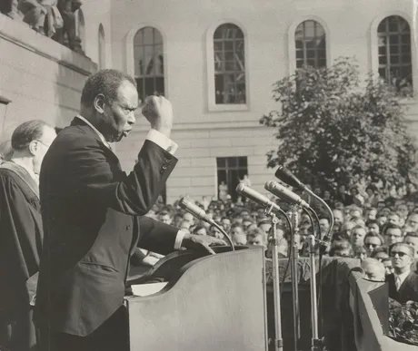 Paul Robeson bei einer Rede im Vorhof der Humboldt-Universität zu Berlin, nachdem ihm die Philosophische Fakultät die Ehrendoktorwürde verliehen hatte, 5. Oktober 1960