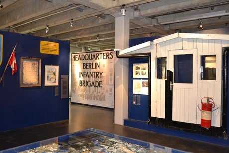 Dauerausstellung im AlliiertenMuseum: Care-Paket, Spionagetunnel, Fassade des Wachhäuschens vom Checkpoint Charlie © AlliiertenMuseum / Chodan