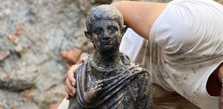 Figur eines mit einer Toga bekleideten Mannes in Fundsituation, Detail