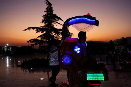 Nooshin Shafiee, Ohne Titel, aus „And all this slips around“, 2025