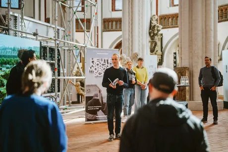 Kurator Florian Wüst in der Ausstellung