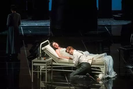 Matthew Newlin als Alfredo Germont, Elena Tsallagova als Violetta ValéryMarcus Lieberenz