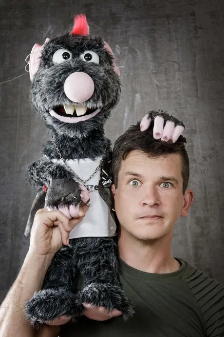Tim Becker mit einer Handpuppe