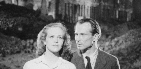 Filmszene "Die Mörder sind unter uns" (1946) mit Hildegard Knef und Ernst Wilhelm Borchert.
