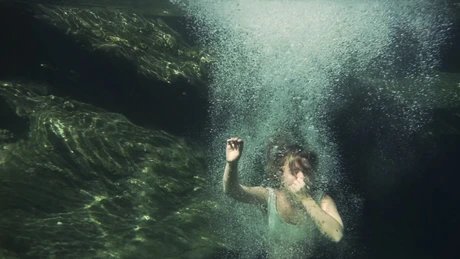 Junge, tauchend Unterwasser