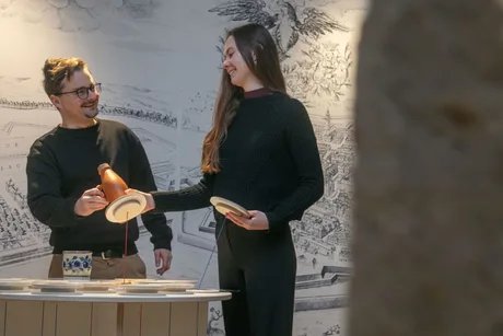 Besucher:innen ertasten Objekte in der Ausstellung