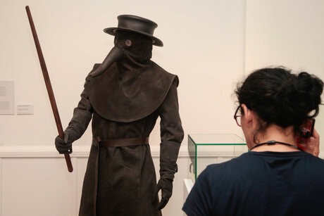 In der Ausstellung begegnen Sie einem mittelalterlichen Pestarzt