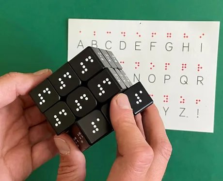 Buchstaben-Würfel in Braille-Schrift