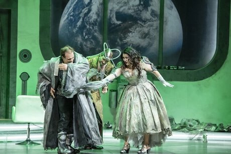 Thomas Blondelle als Eisenstein, Attilio Glaser als Alfred, Hulkar Sabirova als RosalindeBettina Stöß