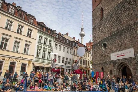 Nikolaizauber vor dem Museum Nikolaikirche