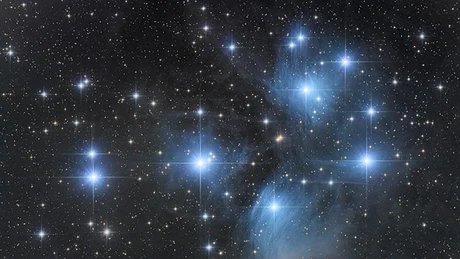 Blaue Sterne im Weltall.