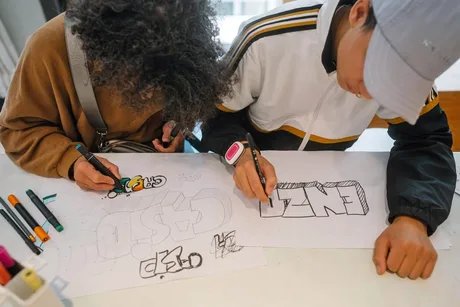 Kinder beim Entwerfen eigener Graffiti