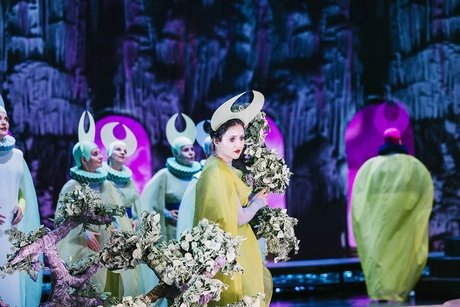 u. a. Mané Galoyan als Suor Angelica