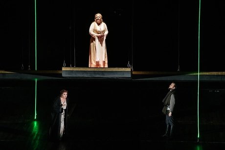 Jennifer Davis als Elsa, Yulia Matochkina als Ortrud, Jordan Shanahan als TelramundBettina Stöß