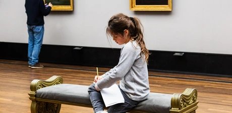 Kind bei einem Workshop in der Alten Nationalgalerie