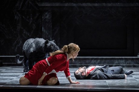 Elisabet Strid als Els, Seth Carico als Junker