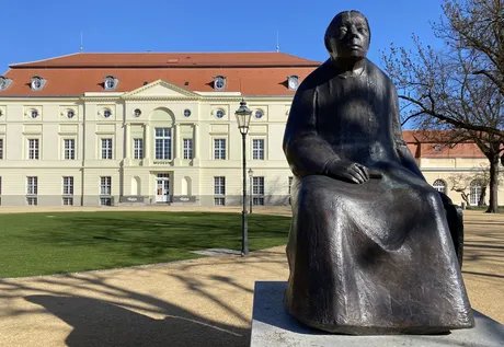 Kollwitz-Museum mit Kollwitz-Figur