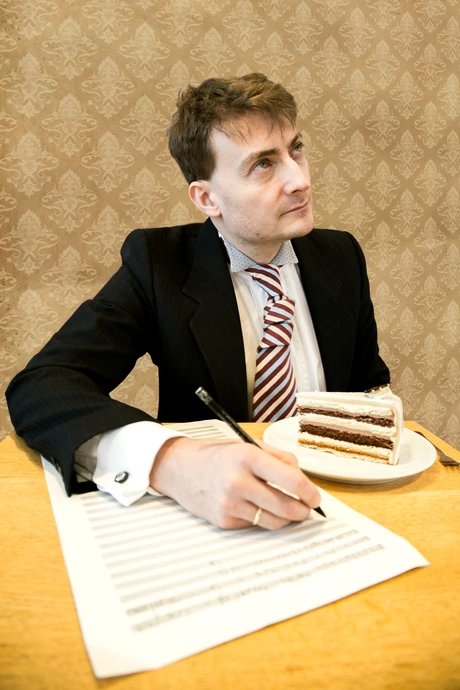 Sebastian Krämer nachdenklich am Texten