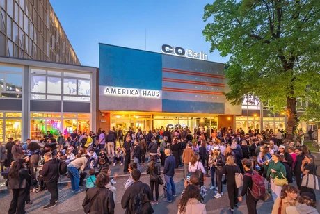 Ausstellungseröffnung vor dem C/O BERLIN