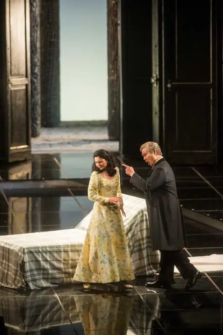 Elena Tsallagova als Violetta Valéry, Dong-Hwan Lee als Giorgio Germont