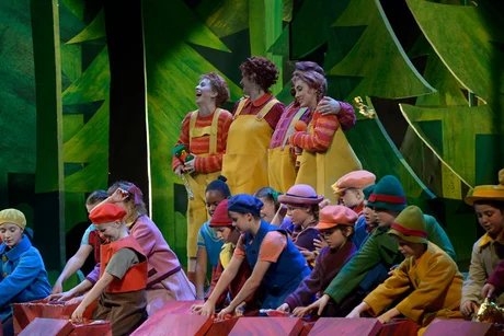 Markus Brück als Peter, Miriam Gordon-Stewart als Gertrud, Stephanie Lauricella als Hänsel, Kim-Lillian Strebel als Gretel sowie die Kinder des Kinderchores.Bettina Stöß