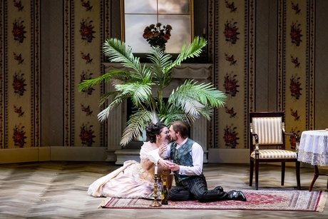 Hulkar Sabirova als Rosalinde, Attilio Glaser als Alfred