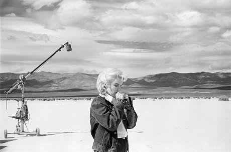 Marilyn Monroe in der Wüste von Nevada, wie sie ihre Textzeilen für eine schwierige Szene durchgeht, die sie mit Clark Gable im Film The Misfits spielen wird. Nevada, USA, 1960. © Eve Arnold/Magnum