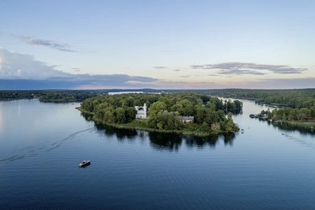 Pfaueninsel, Luftbild, im Vordergrund das Schloss