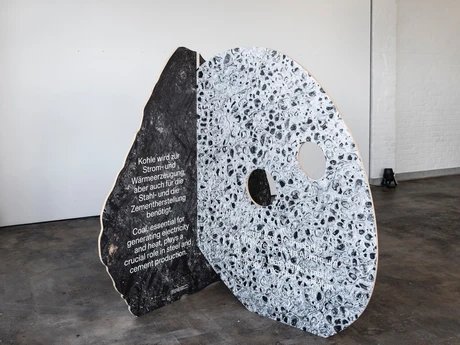 Display der Ausstellung "An die Substanz"