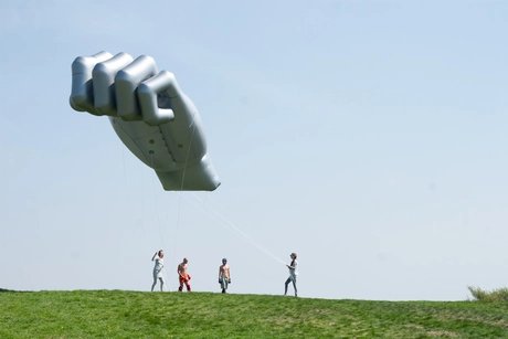 Anetta Mona Chişa und Lucia Tkáčová, Try Again. Fail Again. Fail Better. (Videostill), 2011, 1-Kanal-Video, Farbe, Ton 7:57 min