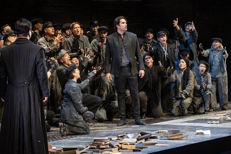 Jonathan Tetelman als Don Carlo u. a.Marcus Lieberenz