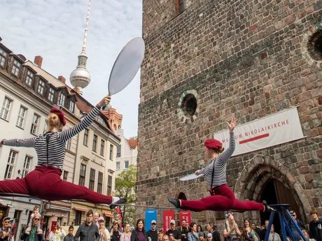Der Wanderzirkus CABUWAZI während einer Darbietung auf dem Nikolaikirchplatz
