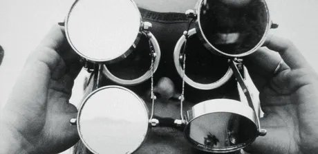 Bild: Lygia Clark, Óculos, 1966, © Cultural Association “The World of Lygia Clark” / photo: Eduardo Clark, 1973
