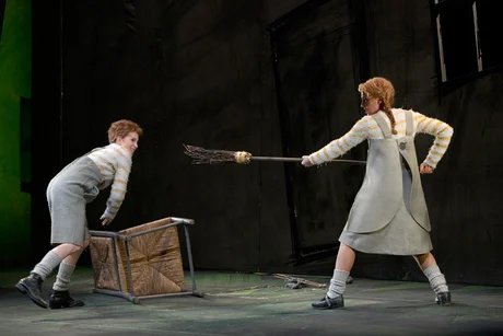 Stephanie Lauricella als Hänsel, Kim-Lillian Strebel als Gretel