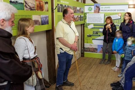 Während einer Führung durch die Ausstellung des Fördervereins Museumsdorf Düppel e. V.