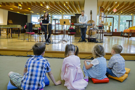Kinder bei einem Theremin-Konzert im Musikinstrumenten-Museum