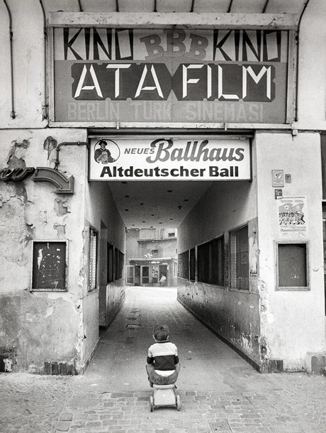 Einfahrt zu einem Berliner Hof in der Kottbusser Straße, Kreuzberg, ca. 1975-77