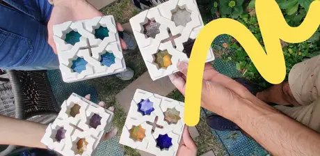 Teilnehmende präsentieren die Ergebnisse eines Workshops mit Stuck und Glas