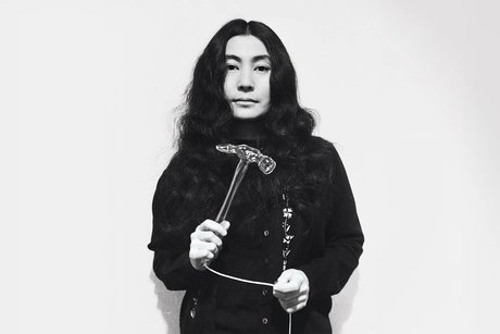 Yoko Ono mit Glass Hammer, 1967, HALF-A-WIND SHOW, Lisson Gallery, London, 1967, Foto © Clay Perry / Kunstwerk © Yoko Ono