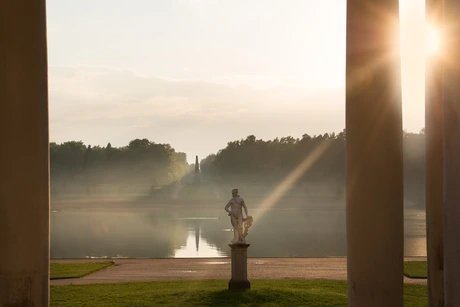 Lustgarten Rheinsberg, Schlossinsel, Blick vorbei am Apollon über den Grienericksee zum Obelisken im Hintergrund