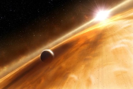 Exoplanet vor einer orangefarbenen Gaswolke mit einem strahlenden Stern im Hintergrund.