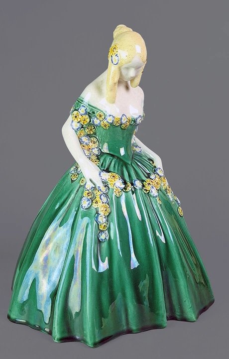 Krinolinendame, Wiener Keramik, 1907, Michael Powolny (1871-1954)Geschenk von B. u. A. Dietze