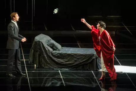 Matthew Newlin als Alfredo Germont, Elena Tsallagova als Violetta ValéryMarcus Lieberenz