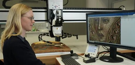 Restauratorin Sina Krol auf mikroskopischer Spurensuche
