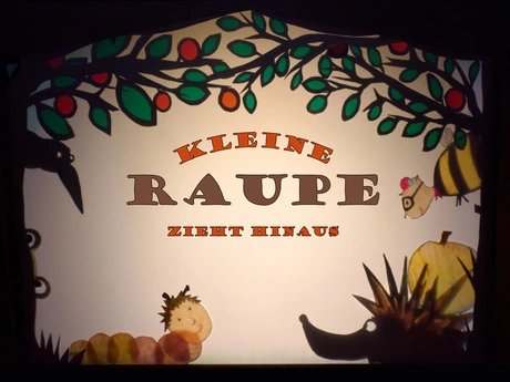 Theater Scuraluna mit dem farbigen Schattenspiel „Die kleine Raupe zieht hinaus“