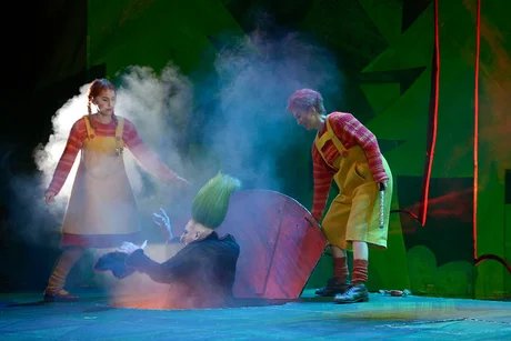 Stephanie Lauricella als Hänsel, Kim-Lillian Strebel als Gretel, Jörg Schörner als HexeBettina Stöß